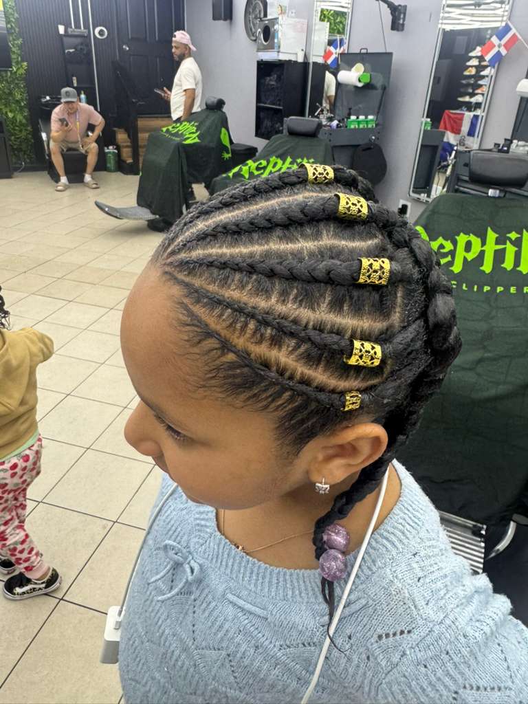 Professional braids service at Chicho Barbershop by María